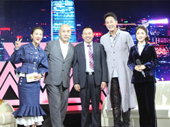 新望董事長(zhǎng)羅永輝與著名歌星劉尊老師、汪正正老師、郭津彤老師、主持人雅琪在北京電視臺(tái)錄制節(jié)目現(xiàn)場(chǎng)親切合影